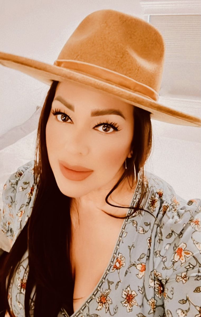 Cherie Kaina, Honolulu vocalist, in a tan wide-brim hat